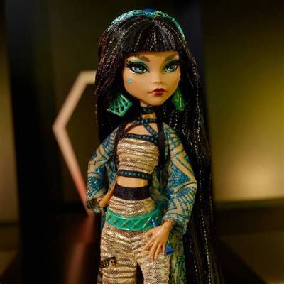 Anatomy of the Cleo De Nile Look: the Essential Details Driving the Viral Craze