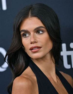 Inside the Look: Breakdown of Kaia Gerber’s Viral Buttoned-up Trench Coat Outfit