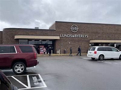 Is Lunds & Byerlys Roseville Impacted by Twin Cities Supermarket Restructuring?
